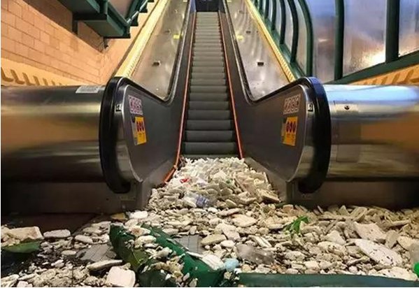 海水混雜著漂浮物涌入大樓內(nèi)，積水退去只剩下沉淀物。