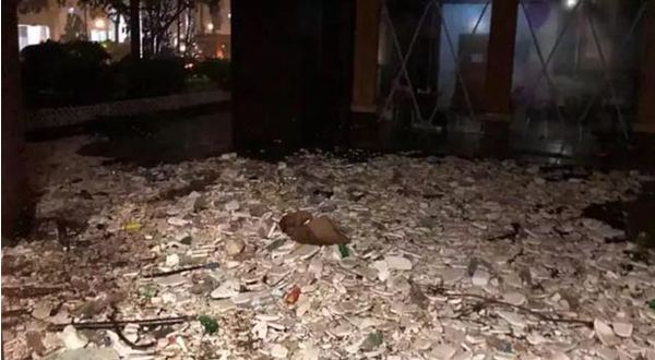 積水上漂浮著各種塑料瓶、塑料泡沫，令人作嘔。